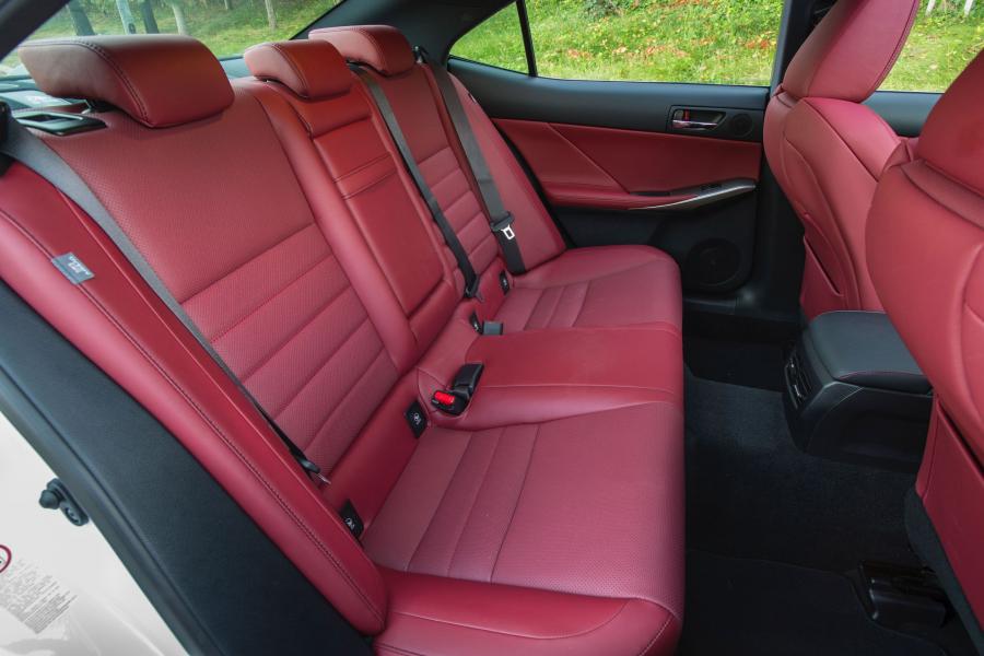 Интерьер Lexus IS300 AWD F-Sport 2015 года  (фото 41 из 48)